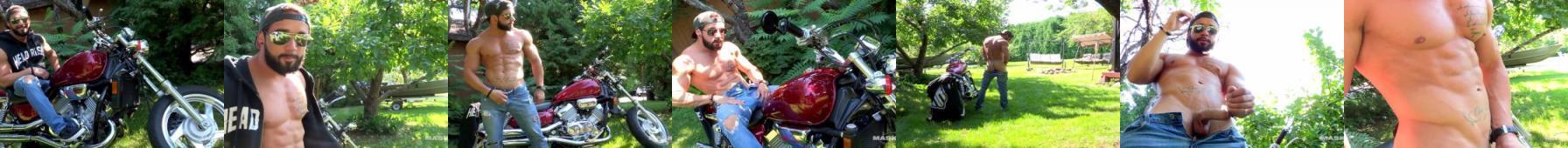 Umięśniony, przystojny motocyklista masturbuje się przy swojej maszynie